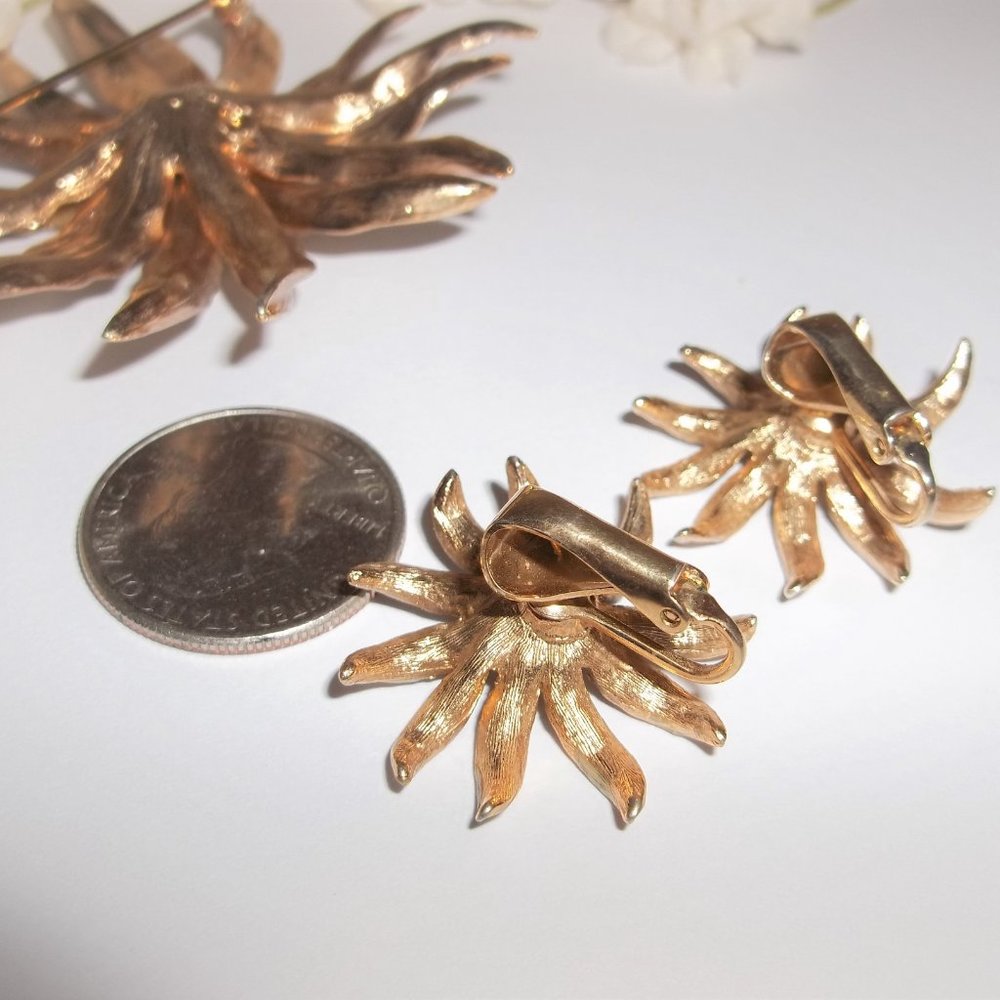 Vintage Kramer Gold Flower Clip On Earring Brooch Set Fashion Jewelry Retro 6806 - Picture 6 of 7